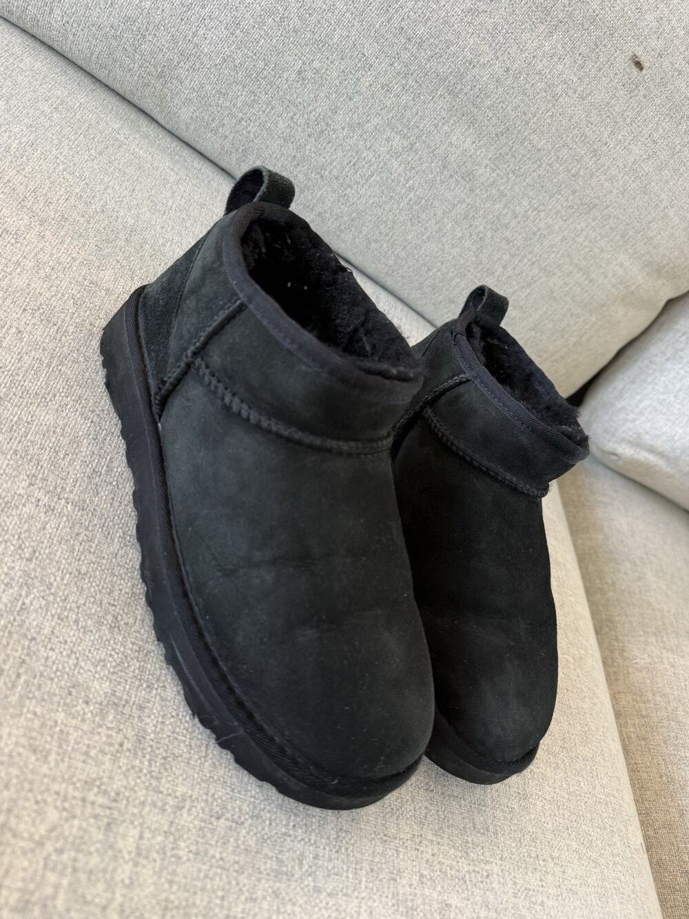 UGG Classic Mini Boots Black Women’s Size 6 Sheepskin Suede Pre-Owned